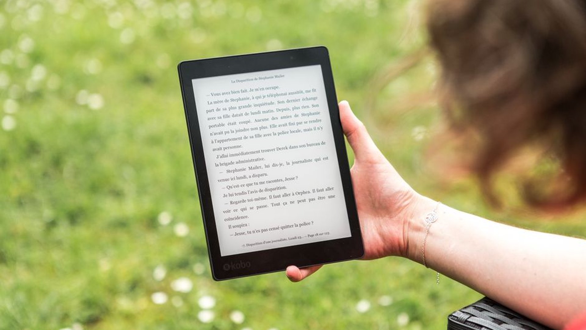 foldable e-reader ambient light sensor screen brig