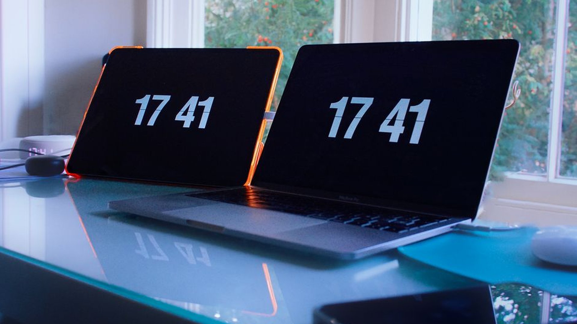 foldable tablet laptop flexible OLED screen hinge