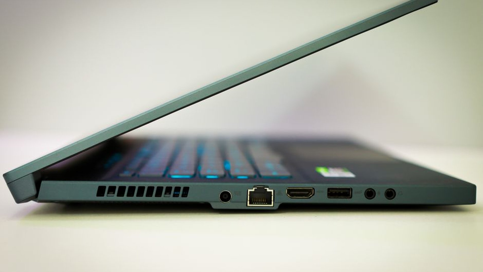 gaming laptop 17-inch screen dual HDMI ports Thund
