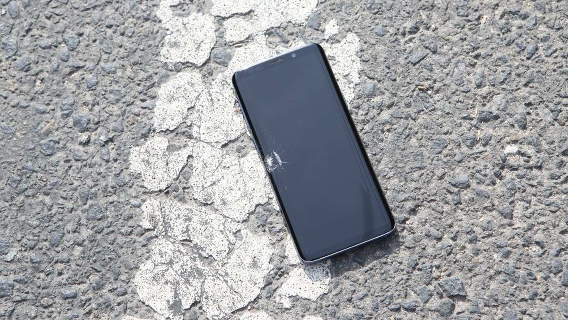 OnePlus 14 cracked sidewalk Berlin drop test Tough