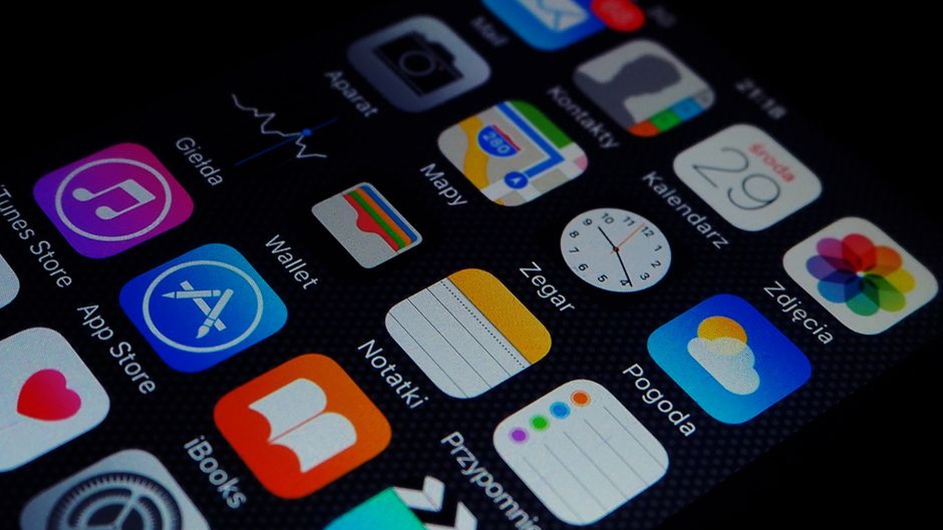 smartphone weather app transit map calendar notifi