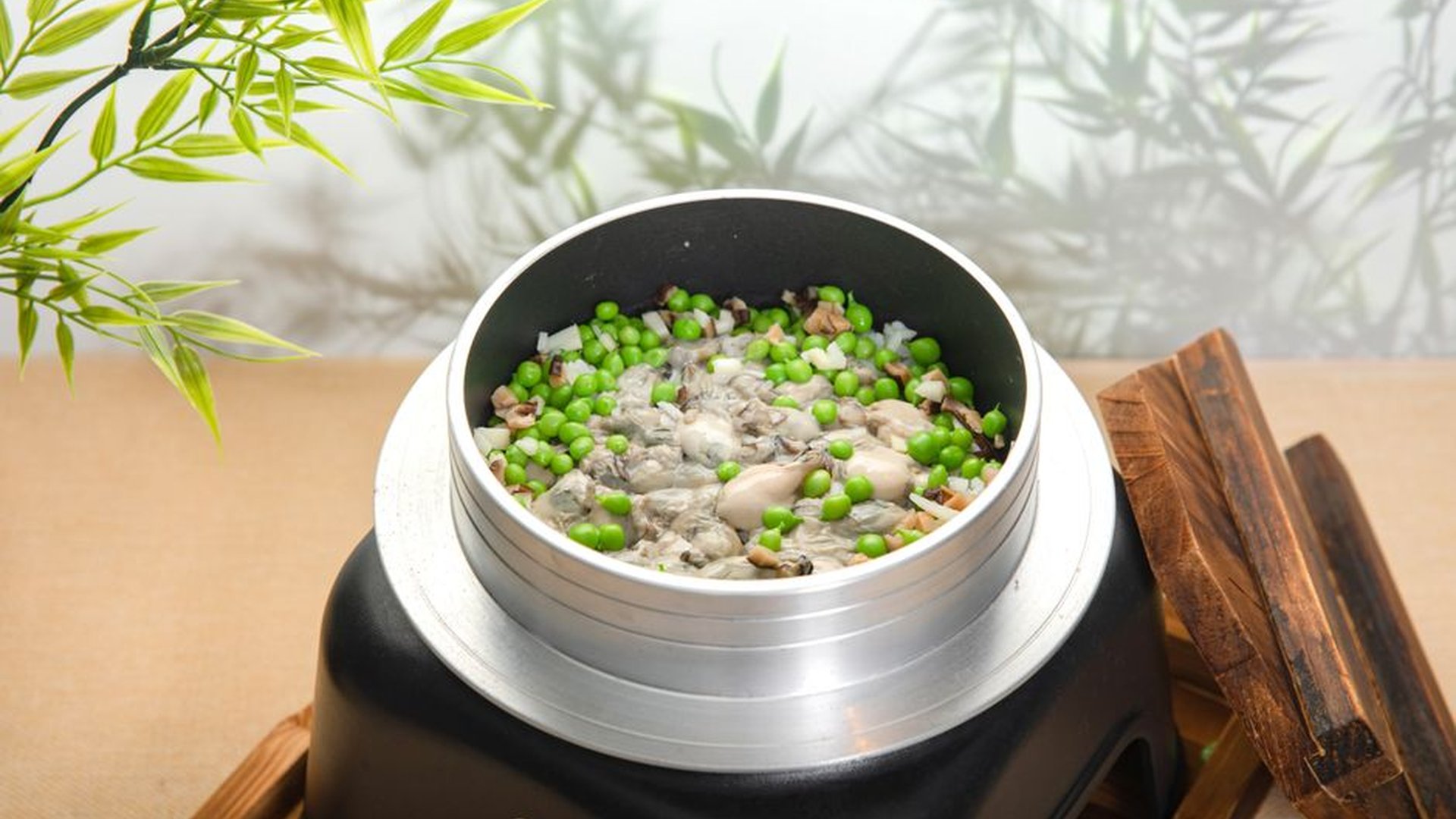 Smart pot with thermal sensor cooking rice on indu