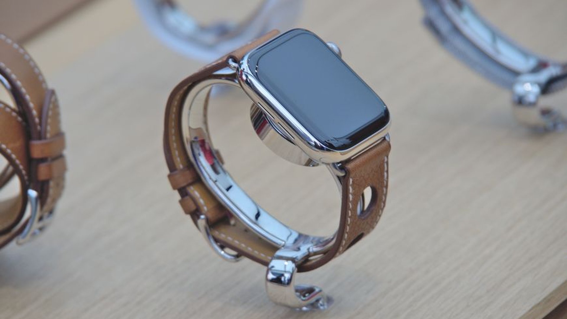 Apple Watch Series 9 Samsung Galaxy Watch 6 smartw